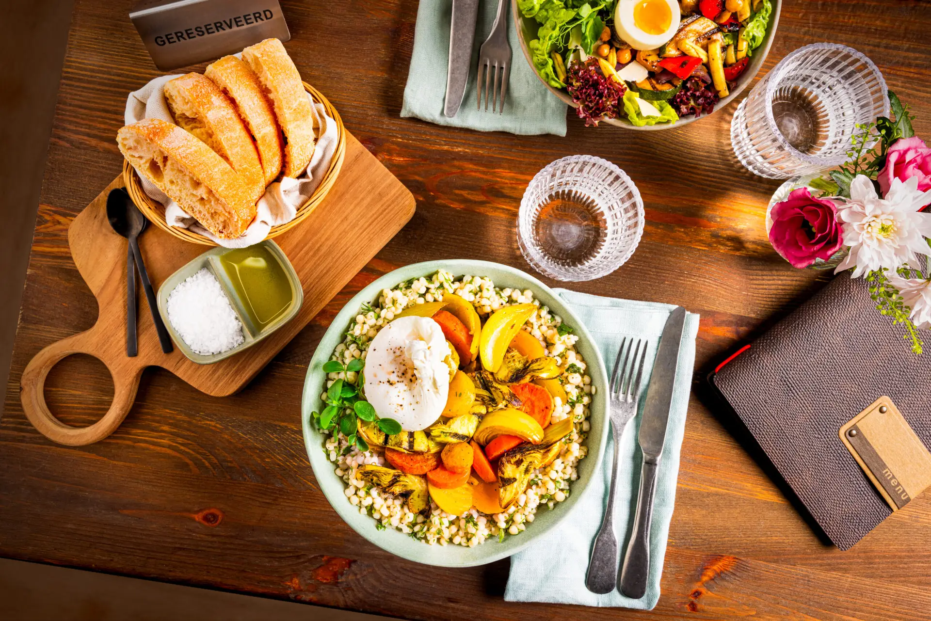Parel couscous met geroosterde groente en gepocheerd ei - horizontaal